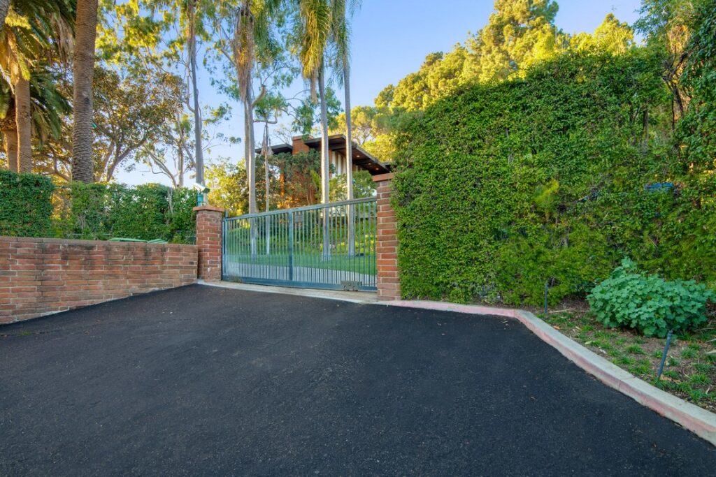 33 Oakmont Drive, Los Angeles, CA 90049 Juliette Hohnen